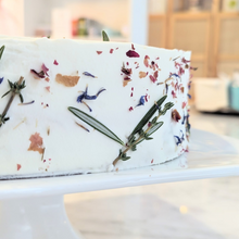 Load image into Gallery viewer, Rustic Floral Design Cake
