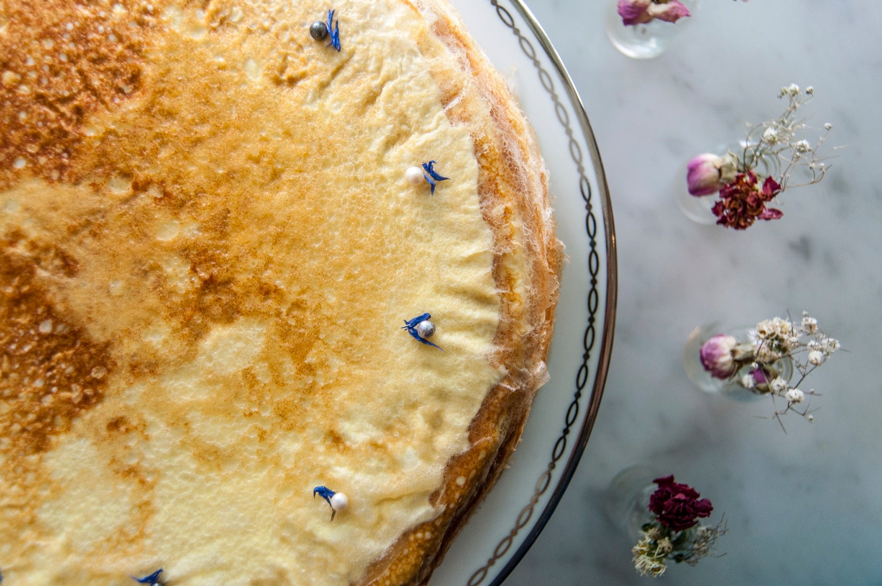 Whole cake from above with dried flowers